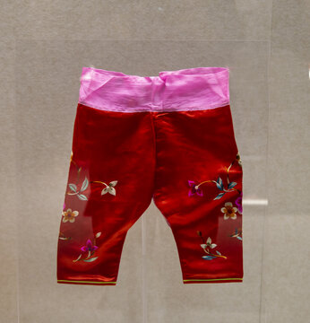 古代大红刺绣儿童裤