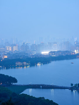 西湖断桥与城市夜景