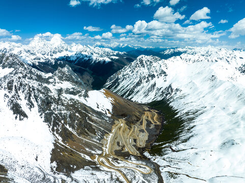 西藏林芝察隅雄珠拉垭口雪山美