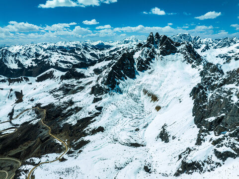 西藏林芝察隅雄珠拉垭口雪山美