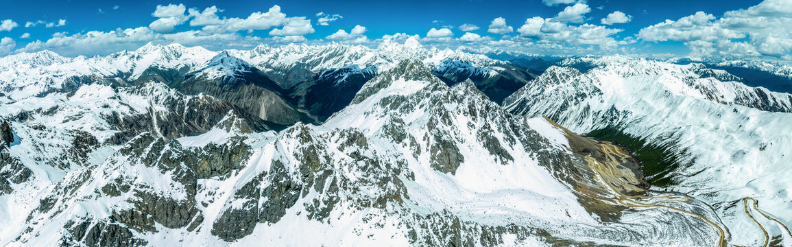 西藏察隅雄珠拉垭口雪山美景