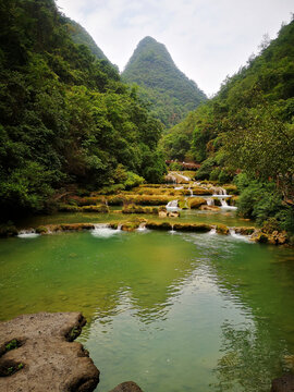 高山峡谷瀑布