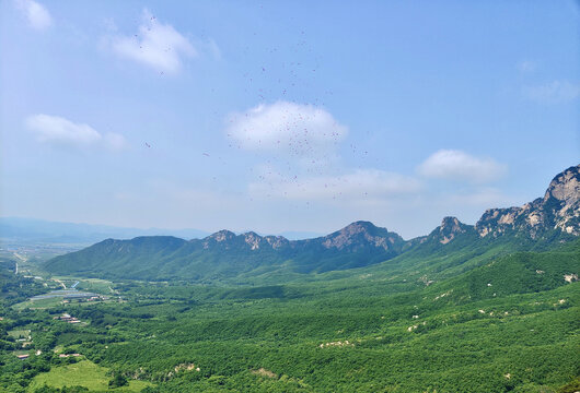 夏日的山岭