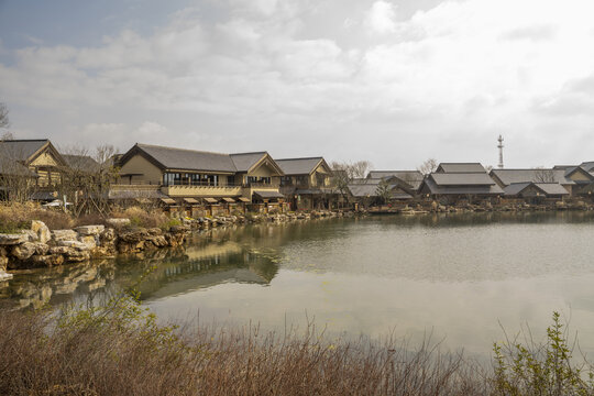 东山问梅村