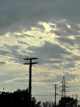 云与电塔