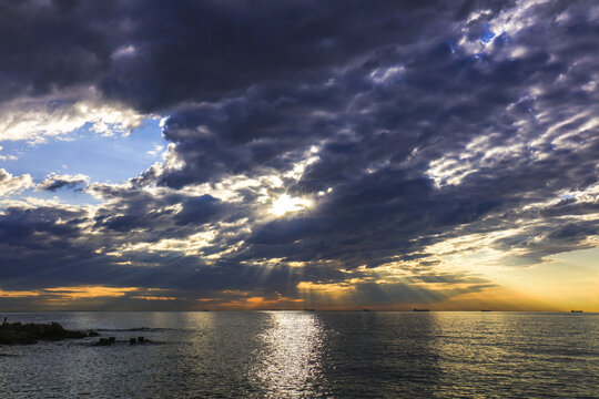 海上日出