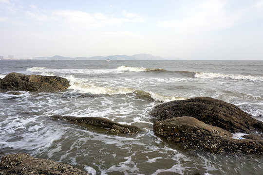 海边的礁石和海浪