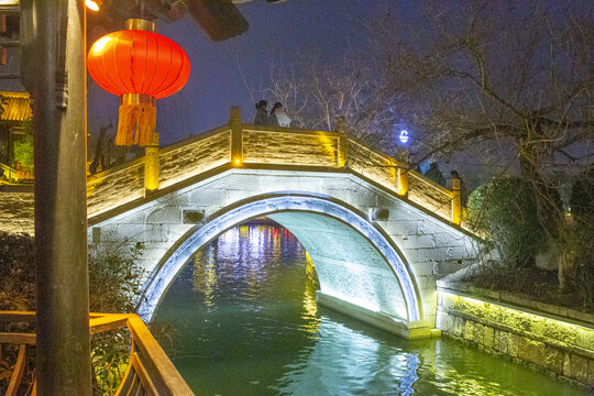 小桥流水红灯笼夜景