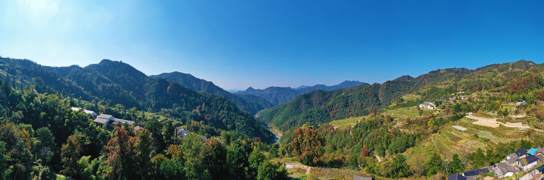 皖南高山梯田村庄全景