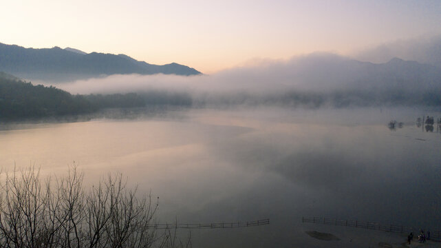 黄山奇墅湖晨雾风景