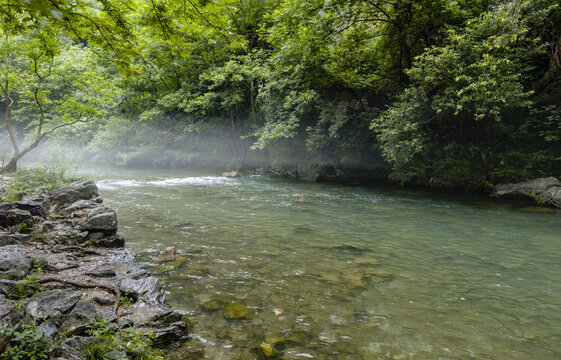 山涧溪流