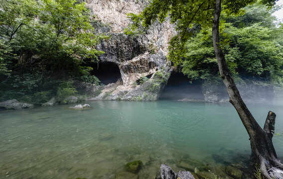 清澈山泉