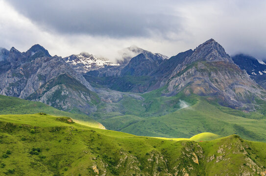 山峦草甸晨雾阳光