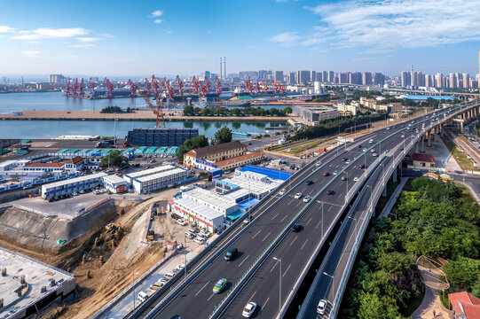 航拍青岛港口城市道路运输