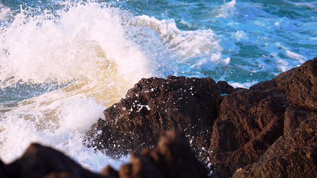 海浪拍打岩石