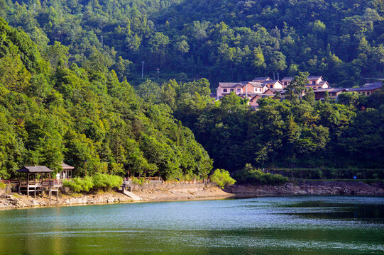 湖畔山村