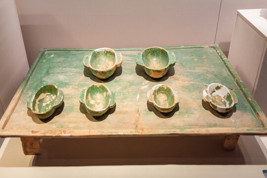 汉代绿釉陶案陶耳杯