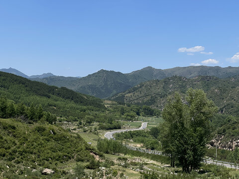 夏天的山间公路