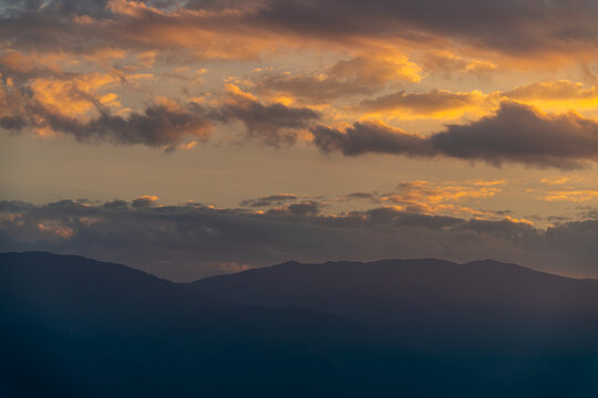 夕阳西下山峦倒影风景