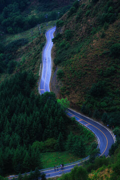 北京灵山脚下雨后蜿蜒的道路