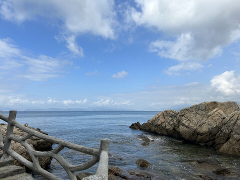 蓝天白云夏天度假胜地海岸线