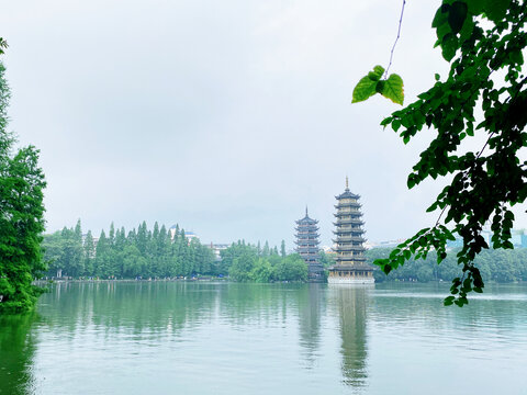 桂林湖中塔