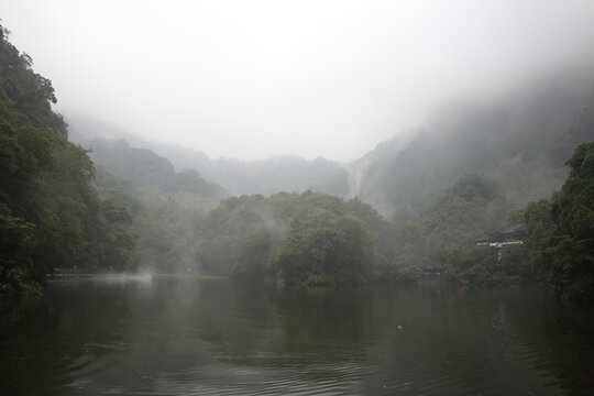 雨中月城湖