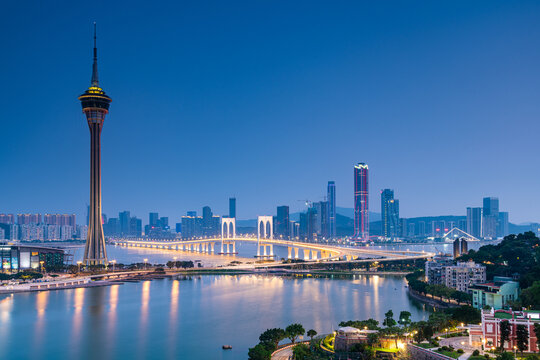 澳门半岛与珠海横琴岛建筑夜景