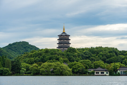 杭州西湖雷峰塔雨后初晴