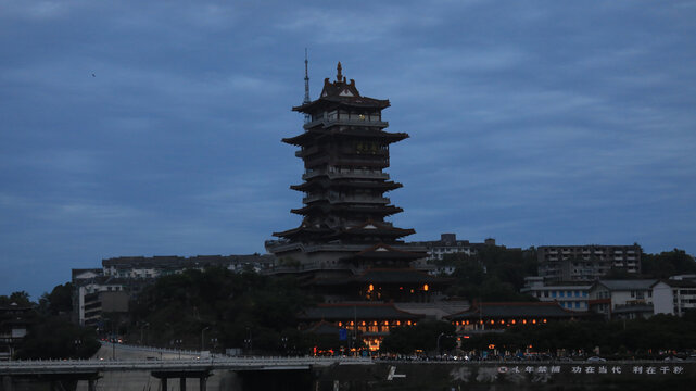 四川绵阳越王楼夕阳下