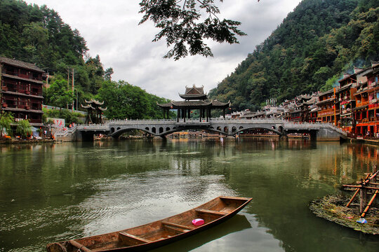 凤凰古城沱江水