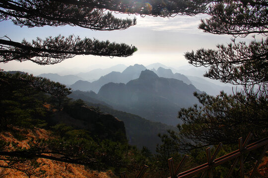 黄山山峦叠嶂