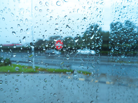 雨水打在玻璃上