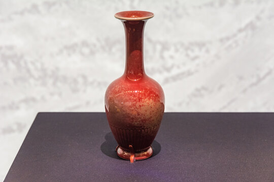 清代豇豆红釉菊瓣纹长颈瓶