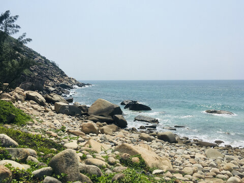 鹅卵石海滩海浪海南