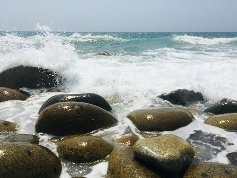 鹅卵石海滩海浪海南