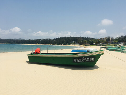 白色海滩渔船海南