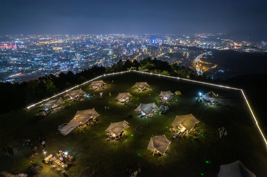 城市夜景下的露营基地