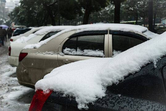 汽车积雪大雪