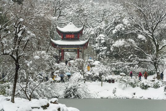 冬天雪景的爱晚亭