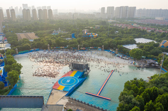 航拍水上乐园大海啸造浪池玩水