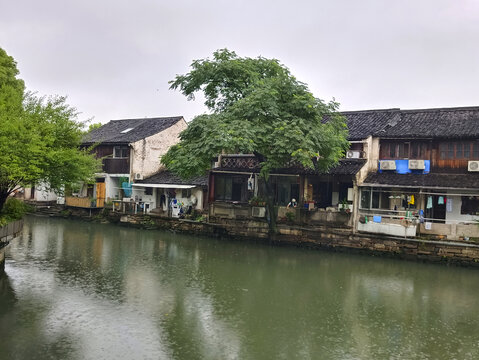 雨天老街民居