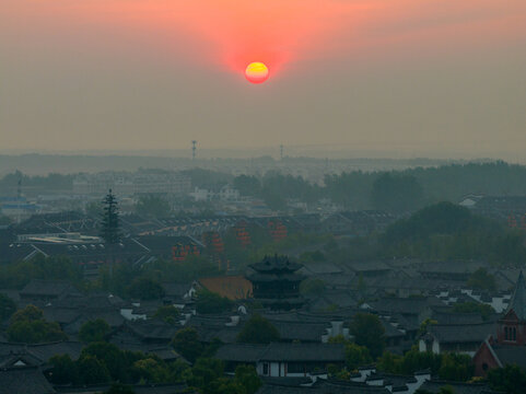 朝霞中的枣庄台儿庄古城