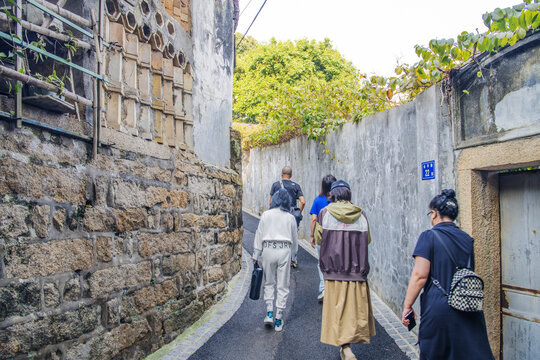 鼓浪屿公平路弯曲柏油小路