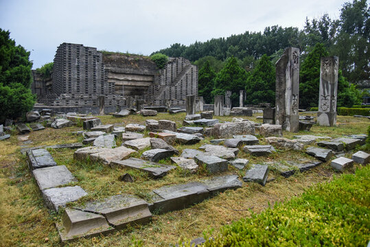 圆明园遗址公园残垣断壁