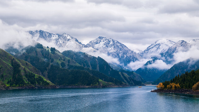 新疆天山天池风景区的秋天