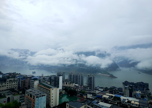 雨后云雾缭绕如仙境