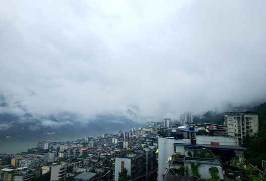 雨后云雾缭绕如仙境