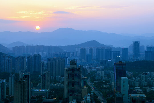 夕阳下的城市