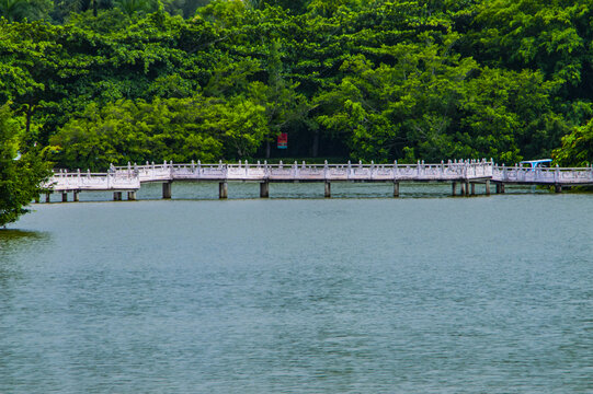 湖水廊桥